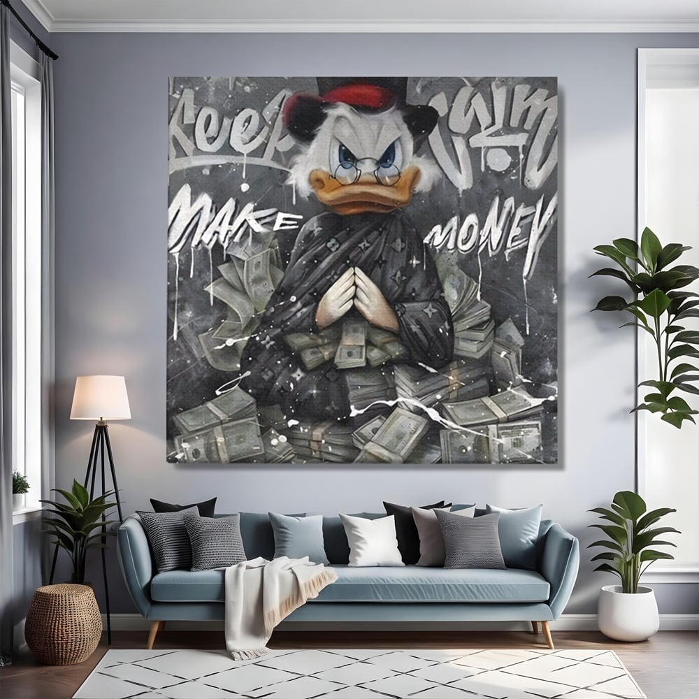 Tablou canvas cu tablou canvas cu scrooge mcduck si teancuri de bani, fara rama, pe sasiu de lemn, pe perete intr-un living